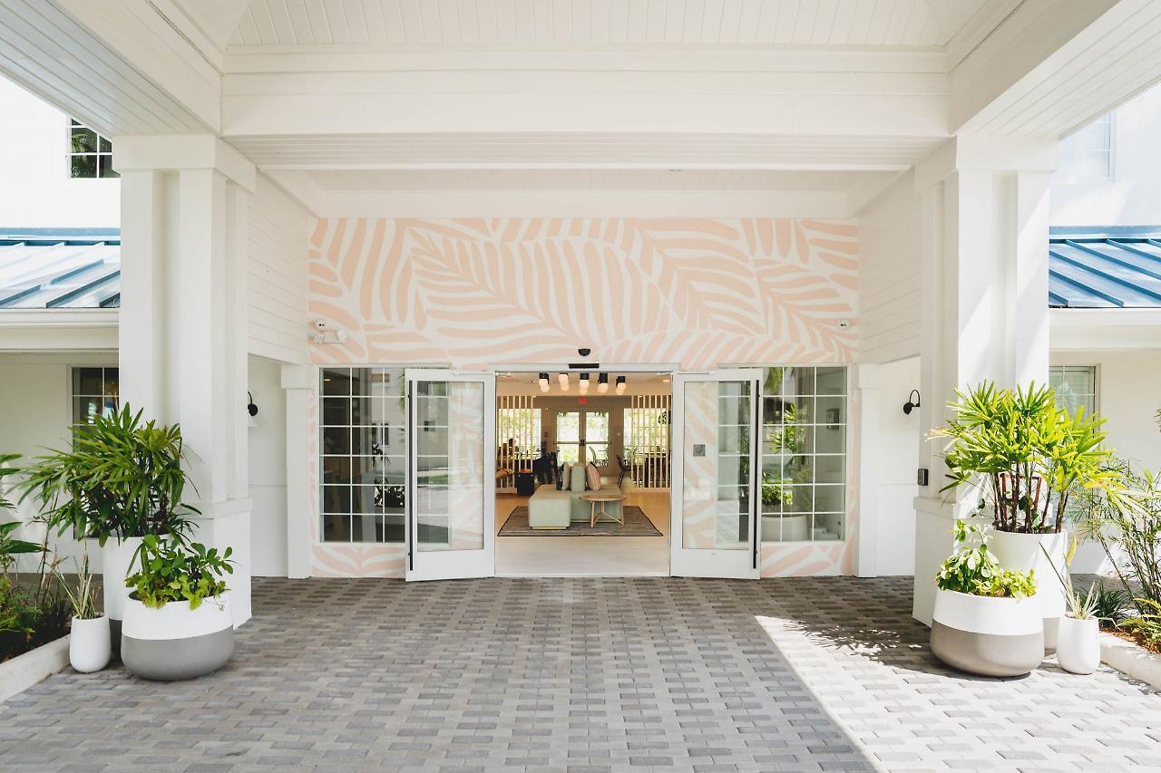 Hampton By Hilton Grand Cayman Seven Mile Beach George Town Exterior foto